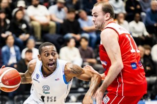 Eric Nottage (à gauche) et Olympic affronteront les Lions de Genève en finale des play-off KEYSTONE/JEAN-CHRISTOPHE BOTT